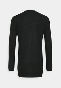 Schwarzer gerippter Pullover mit langen Ärmeln und Rundhalsausschnitt. Hergestellt aus einem strukturierten Stoff, mit geradem Saum und minimalen Details.