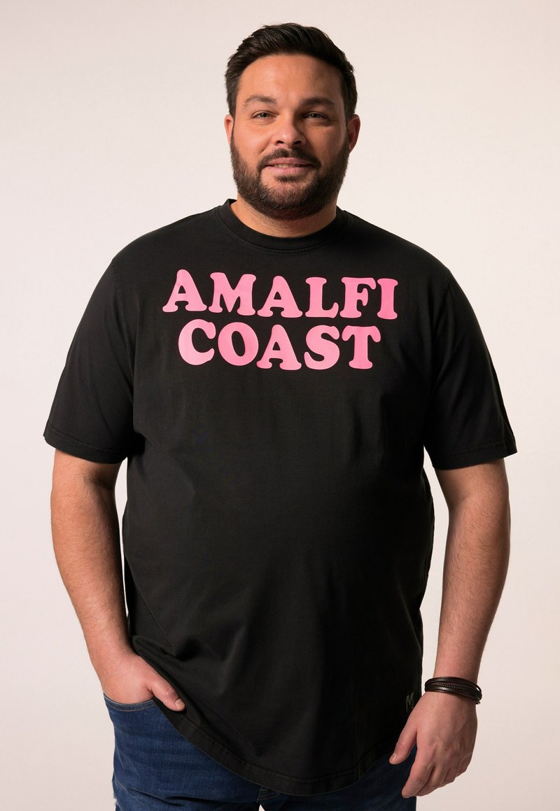 Camiseta negra de manga corta con gran texto rosa que dice "COSTA DE AMALFI". Tela suave con un cuello redondo y un ajuste relajado.