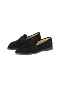 Zwarte suède instappers in moccasinstijl, met een gestikte neus en een decoratieve leren band over de bovenkant. Platte rubberen zool.