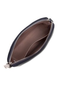Piccolo astuccio nero con zip aperto che mostra l'interno con una singola tasca divisoria e denti della zip in argento.