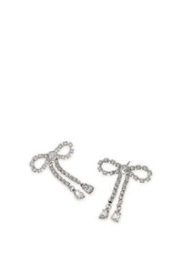 Orecchini di strass con design a fiocco, catene pendenti, metallo argentato e accenti a forma di pera. Superficie lucida e testurizzata.