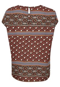 Blouse à manches courtes avec des motifs géométriques et floraux en rouge, marron, blanc et bleu, avec une petite fermeture à bouton au dos.