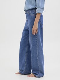 Široke modre denim hlače z visokim pasom, ki vsebujejo pet žepov in klasično gumbno zapiranje. Gladka tekstura in minimalno oblikovanje.