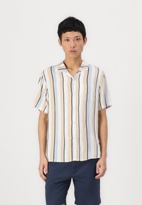 Camisa de botón de manga corta en rayas verticales de color beige claro, azul y negro, hecha de tela ligera con un bolsillo en el lado izquierdo del pecho.