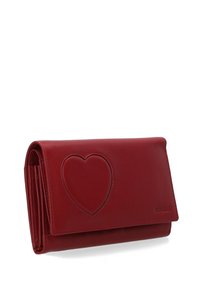 Rode leren portemonnee met een hartvormig accent, gladde textuur, klepsluiting en meerdere vakken voor kaarten en contant geld.