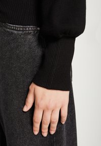 YAS YASFONNY PULLOVER - Džemperis - black