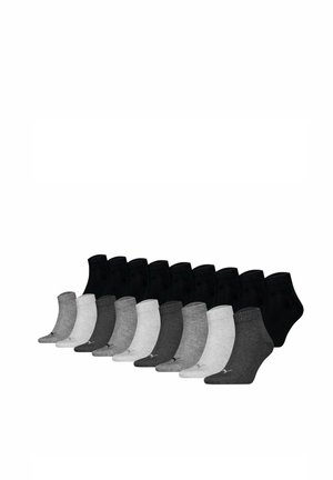 Quinze paires de chaussettes courtes en noir, gris foncé, gris clair et blanc, disposées en trois rangées sur un fond blanc.