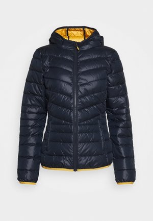 Veste matelassée bleu marine avec capuche, fermeture éclair devant et doublure intérieure jaune avec finition aux poignets et à l'ourlet.