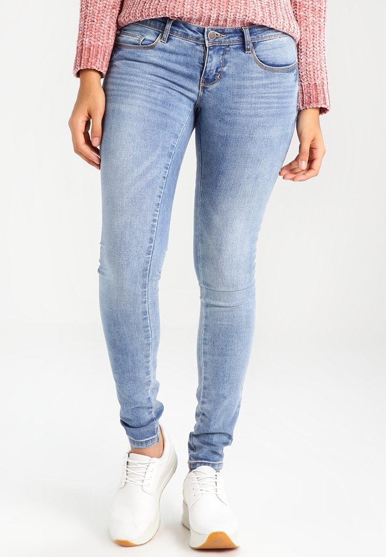 Vaqueros skinny de color azul claro, elaborados en denim, con un clásico diseño de 5 bolsillos y un ligero desvanecimiento. Combinados con zapatillas blancas.