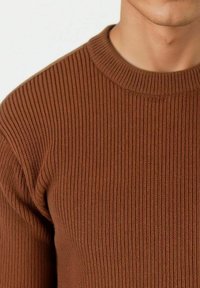 Brun ribbet strikkegenser med rund hals. Teksturen har vertikale linjer og en tettsittende design, laget av et mykt, elastisk materiale.