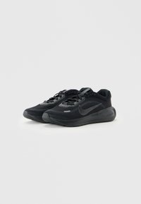 Mustad mustad Nike jooksujalatsid, mille pealsed on võrgu materjalist ja vahtkummist tallad, paigutatud kõrvuti lihtsal valgel taustal.