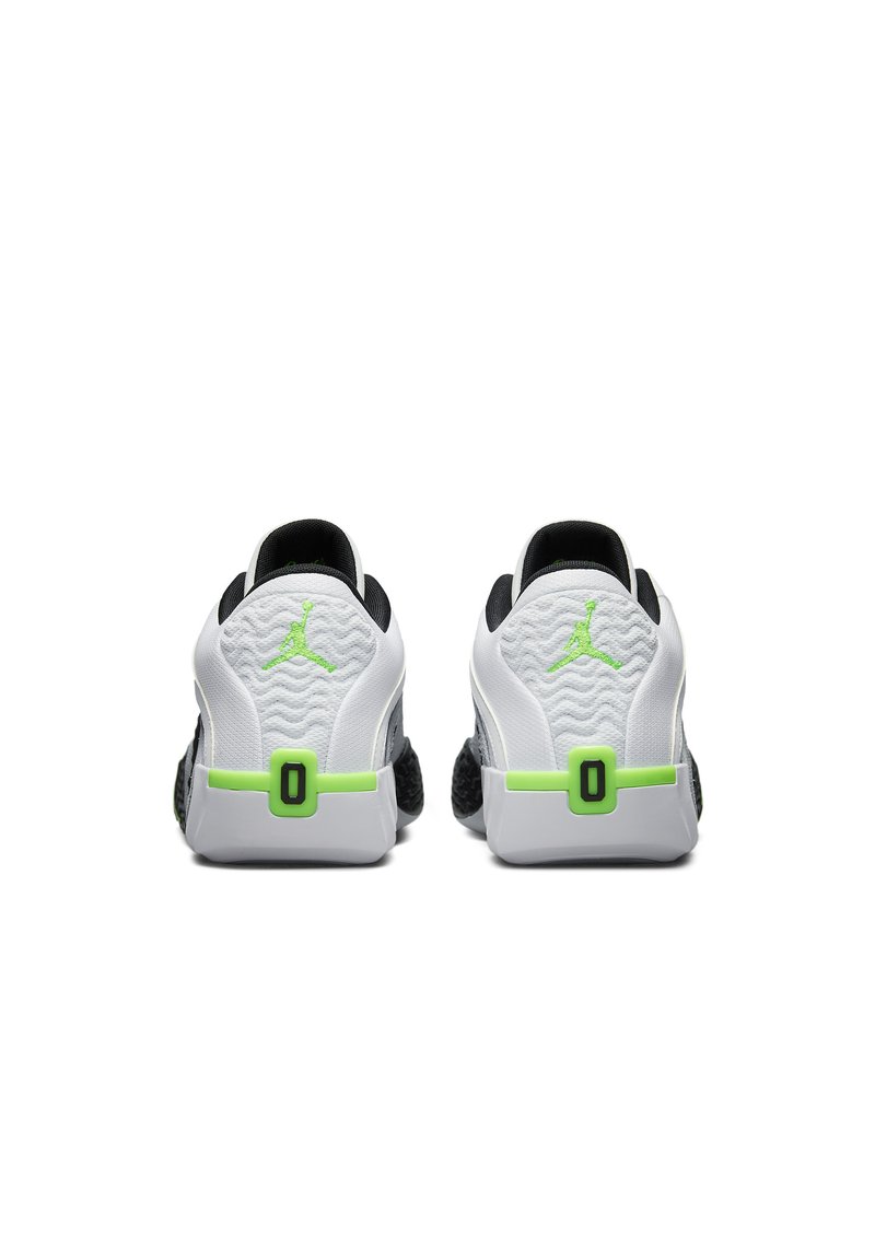 Un par de zapatillas deportivas blancas con suelas negras y logo Jumpman en verde neón, visto desde atrás sobre un fondo blanco.