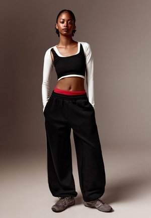 Bershka, PLUSH - JOGGERS - Pantalon de survêtement - black