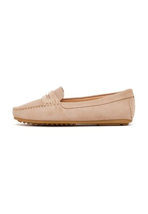 Mocassin penny beige en daim avec couture sur le bout de la chaussure et semelle crantée en caoutchouc, présenté côté intérieur sur fond blanc.