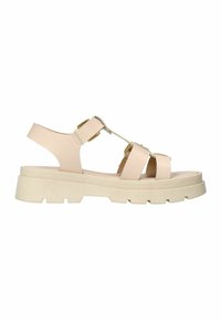 Beige sandalen met bandjes en een platte zool, met een dikke, gestructureerde buitenzool en metalen accenten op de bandjes.