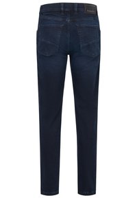 Ciemnoniebieskie jeansy slim fit wykonane z denimu. Posiadają standardowy pas, dwie tylne kieszenie z klapami oraz minimalne detale szycia.