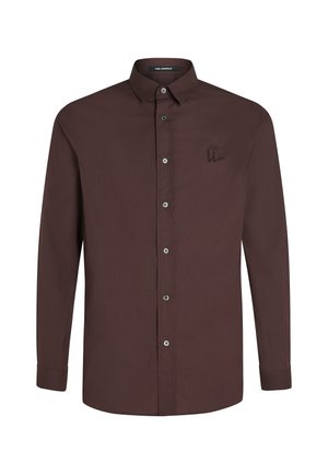 Smeđa košulja dugih rukava od glatke tkanine, s kragnom na dugme, prednjim dugmadi i izvezenim logotipom na grudima.