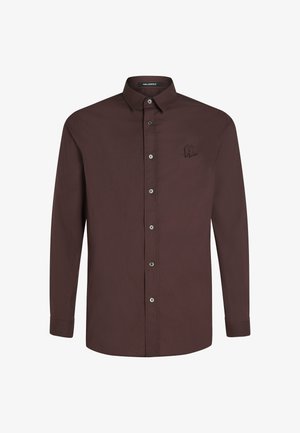 Smeđa košulja dugih rukava od glatke tkanine, s kragnom na dugme, prednjim dugmadi i izvezenim logotipom na grudima.