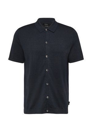 Schwarzes Poloshirt mit kurzen Ärmeln, Knopfleiste, Kragen, sieben grauen Knöpfen und einem kleinen Seitentag am linken Saum.