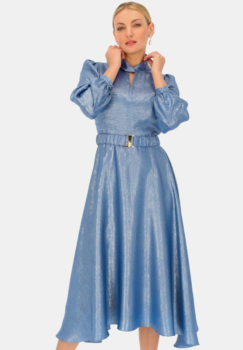 Jasnoniebieska, długa sukienka z bufiastymi rękawami, z wiązaniem przy szyi, dopasowanym gorsetem i rozszerzanym dołem. Wykonana z błyszczącego materiału, z paskiem w talii.