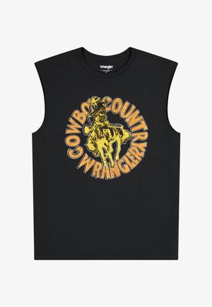 Μαύρο αμάνικο τοπ με κίτρινο γραφικό ενός καουμπόι που καβαλάει ένα άλογο που αντιστέκεται και πορτοκαλί κείμενο "Cowboy Country Wrangler".