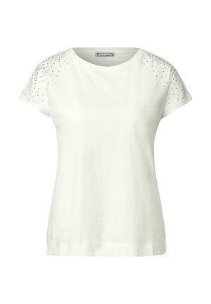 Camiseta de algodón blanca de mangas cortas, con brillantes tachuelas plateadas en los hombros y un cuello redondo. Textura suave.