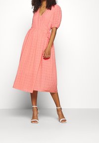 YAS Denní šaty - coral