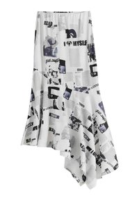 Weißer asymmetrischer Rock mit einem Druckdesign in Schwarz, das Texte und Bilder zeigt, aus leichtem Stoff gefertigt. Die Ränder sind sanft gesäumt.
