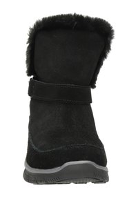 Bota de tobillo de ante negro con forro de piel sintética en la parte superior, asegurada con una correa. Cuenta con una suela de goma texturizada para mejor tracción.