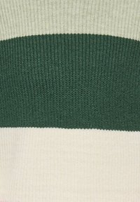 Kötött pulóver vízszintes csíkokkal sötétzöld és krémszínben, texturált mintával és sima felülettel. Klasszikus környakú kivitel.