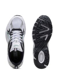 Scarpe sportive bianche e nere con tessuto in rete, dettagli verdi, suola in gomma testurizzata e cuciture a contrasto.