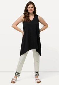 Ulla Popken LONGLINE  PUNTZOOM  V-HALS MOUWLOOS - Top - black