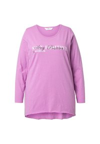 Pitkähihainen violetti T-paita, jossa on pyöreä pääntie ja takaosa, joka on pidempi kuin edessä. Edessä lukee valkoisin kirjaimin "Stay Positive".