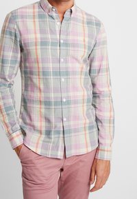 Hemd mit Knopfleiste im pastellfarbenen Karomuster, das Grüntöne, Rosa und Orange umfasst; aus leichtem Stoff mit klassischem Kragen und Knopfverschluss.
