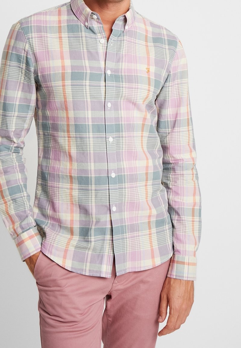 Hemd mit Knopfleiste im pastellfarbenen Karomuster, das Grüntöne, Rosa und Orange umfasst; aus leichtem Stoff mit klassischem Kragen und Knopfverschluss.