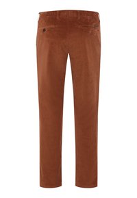 Pantalons en velours côtelé marron avec une coupe droite, dotés de poches arrière et d'une fermeture à bouton ; tissu texturé avec un motif à côtes.