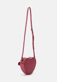 Coccinelle BEAT - Torba čez telo - rosewood