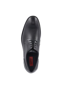 Schwarze Lederschuhe mit strukturierten Oberflächen, klassischem Schnürdesign, runder Spitze und einer gepolsterten Innensohle mit rotem Etikett.