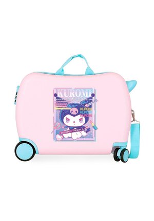 Maleta infantil rosa y azul con ruedas, asa y el personaje de dibujos animados Kuromi con maquillaje y accesorios en el panel frontal.