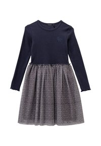 Granatowa, prążkowana sukienka z długim rękawem z marszczonym tiulowym dołem w leopardzi wzór. Posiada okrągły dekolt i falbaniasty brzeg rękawów.