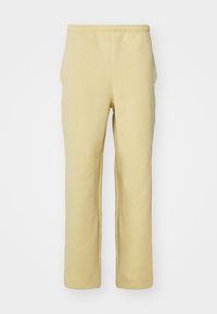 Nike Sportswear CLUB PANT - Tepláky - team gold