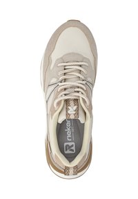Baskets beiges comprenant un mélange de matériaux lisses et en daim, des lacets texturés et un logo de langue à motifs. Bout rond et semelle rembourrée.