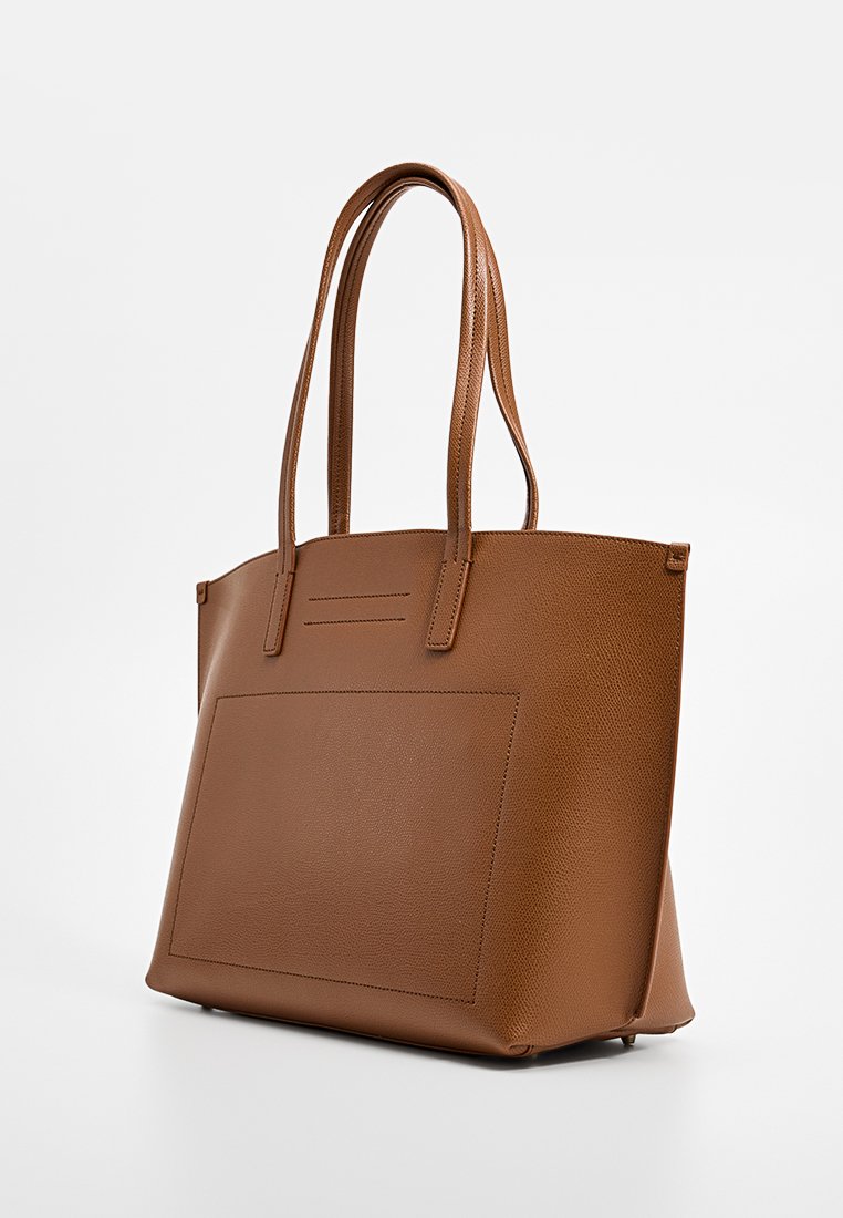 Brązowa torebka tote z teksturowanej skóry z dwoma długimi uchwytami, płaską kieszenią z przodu i usztywnionym kształtem. Posiada minimalne detale przeszycia.