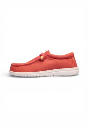 Zapato casual rojo sin cordones con suela blanca y cordón elástico con un tándem de madera, mostrado en perfil lateral sobre fondo blanco.