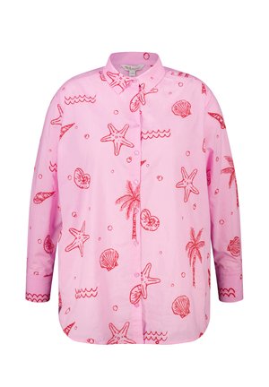 Roze overhemd met lange mouwen en knopen, bedrukt met rode zeethema-afbeeldingen zoals zeesterren, schelpen, palmbomen en golven.
