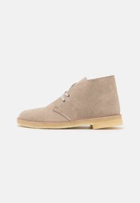 Clarks Originals - DESERT BOOT - Brīvā laika šņorkurpes - sand Miniatūras attēls 1