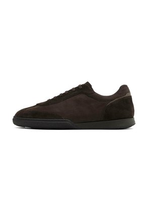 Sneaker en daim marron foncé à profil bas avec fermeture à lacets et semelle en caoutchouc noir, présenté en profil latéral sur fond blanc.