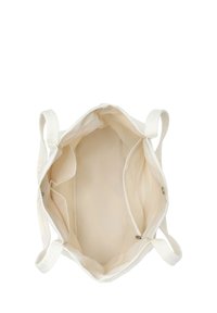 Canvas-Shopper-Tasche in Off-White mit zwei Schulterriemen, einem geräumigen Innenraum, Seitentaschen und einem Reißverschlussfach.