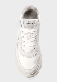 Bílé tenisky s kulatou špičkou, texturovaným koženým svrškem a výrazným šněrováním. Mezi další vlastnosti patří decentní logo na jazyku a boku.