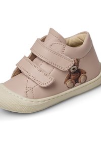 Růžová kožená bota s suchým zipem, zaoblenou špičkou, texturovanou smetanovou gumovou podrážkou, na vnější straně s designem medvídka.